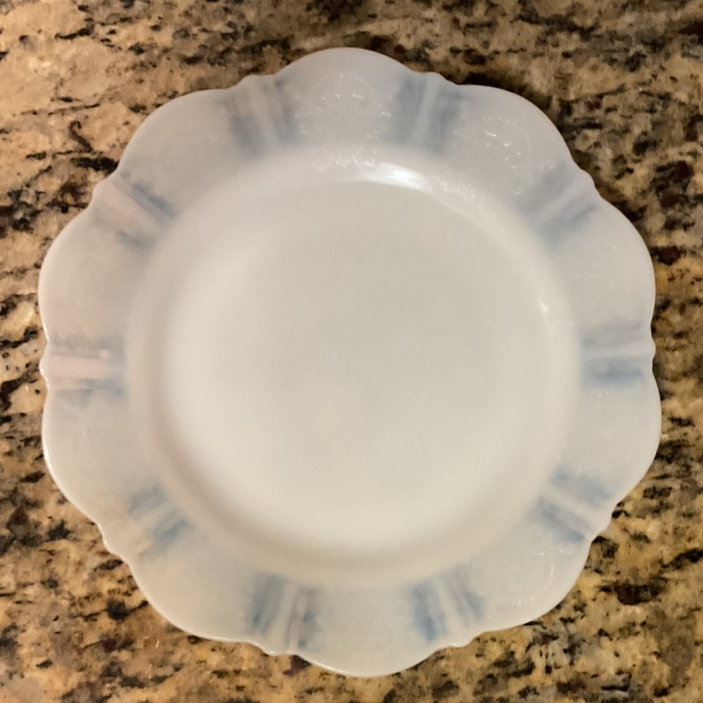 Macbeth-Evans American Sweetheart Monax Vintage luncheon plate. 
Milk Glass